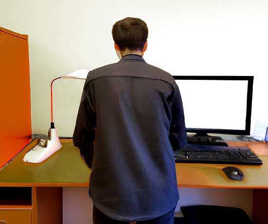 Höhenverstellbarer Schreibtisch elektrisch mit einem Mann